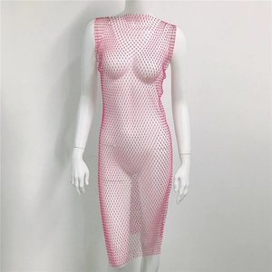 Dettaglio dell'abito a rete rosa con strass, maglia esagonale e cristalli lucenti
