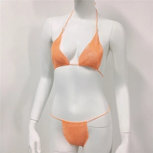 Detail eines orangen Bikini-Sets mit glitzernden Strasssteinen und Neckholder-Top