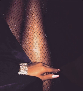 Gros plan du pantalon en résille noir orné de strass brillants pour un style de soirée