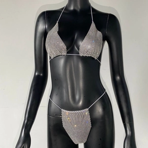 Detail von funkelndem silbernem Strass-Netz-Bikini mit Neckholder-Top an einer Schaufensterpuppe