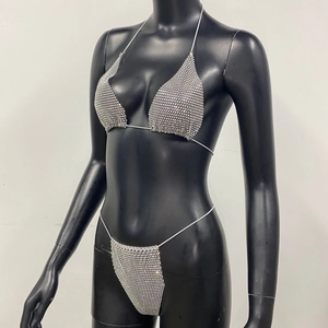 Detailansicht des glitzernden Strass-Bikinis mit silbernem Netz und Kristallen für Damen