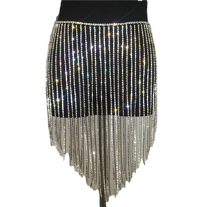 Funkelnder silberner Strass-Fransenrock mit Quasten und V-Saum für Partys und Clubs
