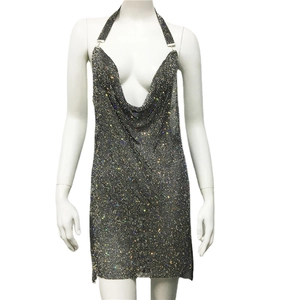 Mini-robe dos nu à strass scintillants avec décolleté en V profond et paillettes