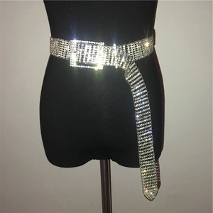 Détail de la ceinture en strass scintillants avec boucle argentée sur un mannequin