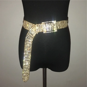 Détail de la ceinture à chaînes en strass dorés avec boucle carrée incrustée de cristaux brillants