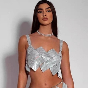 Dettaglio di un crop top argento con paillettes e design geometrico a patchwork quadrato