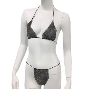 Sexy schwarzes Bikini-Set mit Strasssteinen, Neckholder-Top und Schnürhose auf weißem Modell