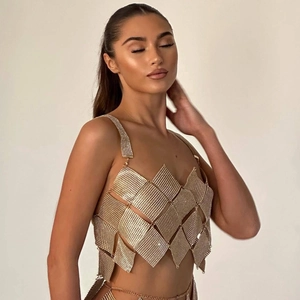 Crop top sexy in maglia metallica dorata con strass scintillanti e motivo a rombi geometrici