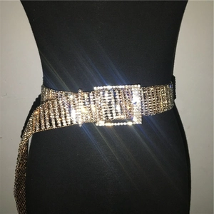 Détail macro de la ceinture en strass étincelants avec base dorée et cristaux