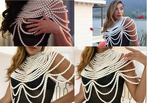 Détail de la chaîne de corps en perles multicouches et châle à franges dorées