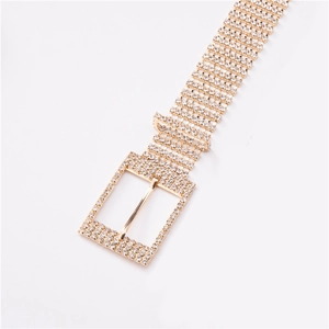 Détail d'une ceinture en strass scintillants avec boucle dorée et texture cristal de luxe