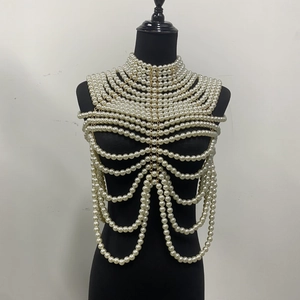 Détail de la chaîne de corps multicouche en perles et bijoux d'épaule sur mannequin