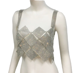 Top a trapezio con strass a scacchi scintillanti e maglia di cristallo argentata