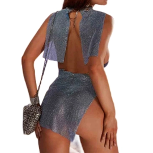 Tenue sexy haut dos nu à strass argentés, mini-jupe et sac à main assorti pour femme