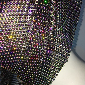 Macro de maille noire ornée de strass arc-en-ciel scintillants pour coiffe de fête