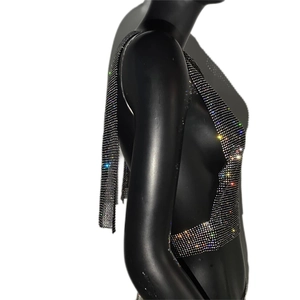 Gros plan d'un haut licou étincelant en strass avec détails irisés pour les fêtes