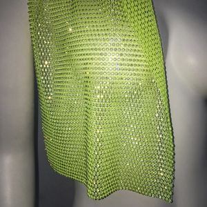 Vue détaillée du foulard en maille métallique vert néon avec des strass blancs brillants