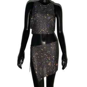 Détail d'un top court en strass et d'une mini-jupe asymétrique avec cristaux étincelants
