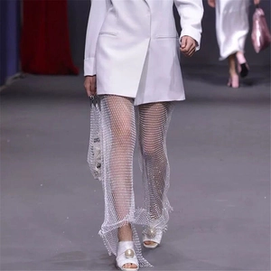 Gros plan détaillé d'un pantalon en résille blanc avec strass brillants sur le podium