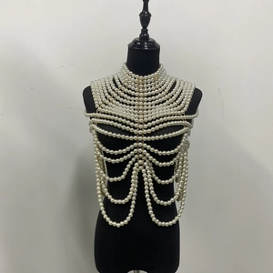 Détail de la chaîne de corps en perles blanches multicouches avec connecteurs dorés sur mannequin