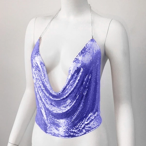 Détail du haut en maille métallique violette avec paillettes et décolleté plongeant