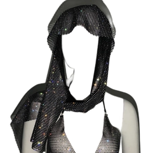 Foulard en maille noire avec strass et haut de bikini assorti pour les soirées