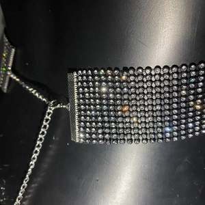 Vue détaillée du large bandeau en strass avec cristaux argentés et fermoir homard
