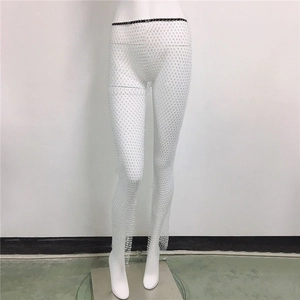 Gros plan d'un pantalon en résille blanche avec strass brillants et taille élastique noire