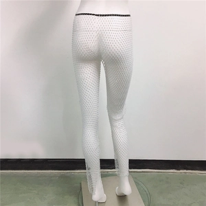 Vue détaillée du dos d'un pantalon en résille blanche orné de strass scintillants