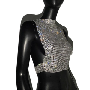 Détail macro du tissu en maille strass argenté avec des anneaux de connexion en métal