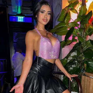 Dettaglio di un crop top rosa con strass e paillettes luccicanti per abbigliamento club