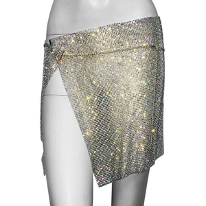 Mini-jupe argentée scintillante en strass avec fente latérale et boutons à la taille