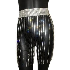 Mini-jupe à franges en strass argentés avec ceinture en cristal dense pour femme