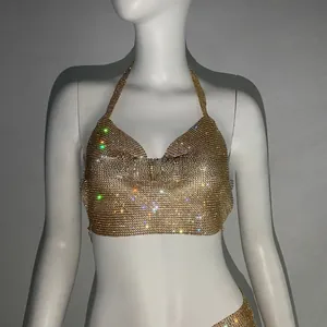 Dettaglio macro del top a sottoveste con strass dorati e cristalli per il clubbing