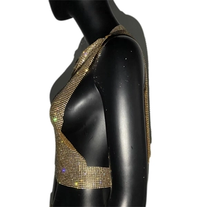 Détail du haut en maille strass dorée montrant la texture délicate de la chaîne métallique sur mannequin