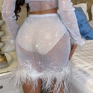 Vue détaillée de l'ensemble jupe en maille strass avec bordure en plumes blanches élégantes