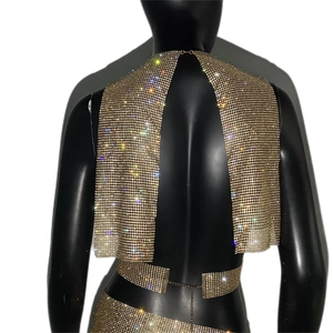 Détail de l'ensemble chaîne de corps en maille strass dorée avec haut dos nu et jupe