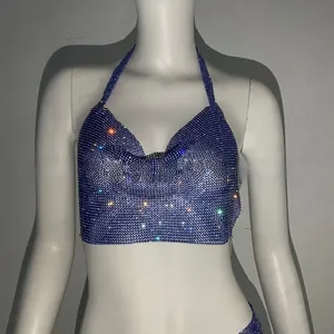 Dettaglio macro del crop top con strass blu scuro e design scintillante a scollo a V