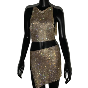 Ensemble deux pièces en strass dorés avec crop top licou et mini-jupe asymétrique