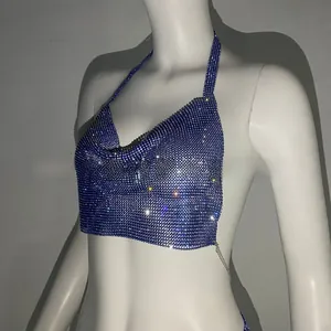 Dettaglio del top a strass blu reale con scollo a V profondo e texture a maglia lucida