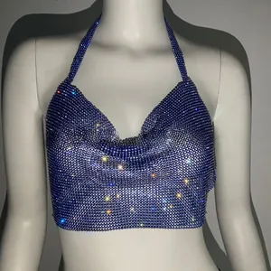 Dettaglio del top all'americana blu reale con strass scintillanti per la discoteca