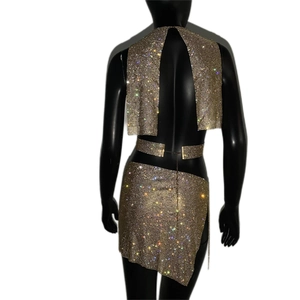 Détail de l'ensemble deux pièces en maille strass dorée avec haut licou et jupe