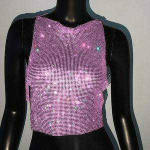 Détail du haut court en maille strassée violette avec des cristaux brillants pour soirée