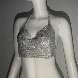 Dettaglio del top allacciato al collo in strass argentati per feste e abbigliamento sexy