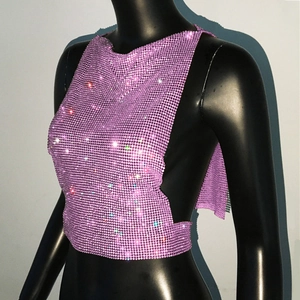 Détail d'un crop top violet clair en strass montrant la texture des cristaux brillants