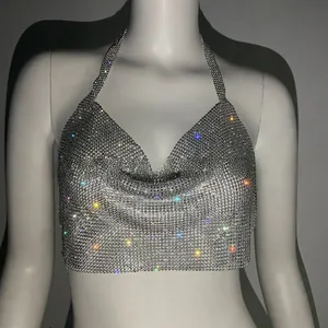 Dettaglio del top all'americana scintillante in strass con rete argento e cristalli