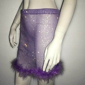 Détail de la mini-jupe en résille violette avec strass brillants et bordure en plumes