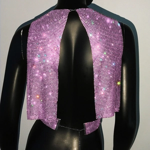 Détail du haut dos nu à strass violets avec des chaînes métalliques ajustables