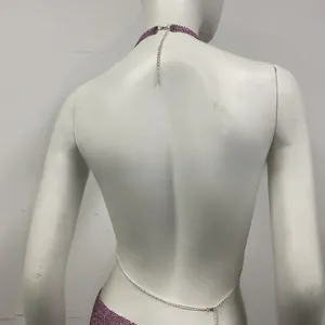 Dettaglio del top in strass viola con catena a lupetto e texture di paillettes metalliche