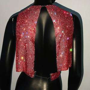 Détail du haut en résille à strass rouges avec chaînes métalliques sur un mannequin noir